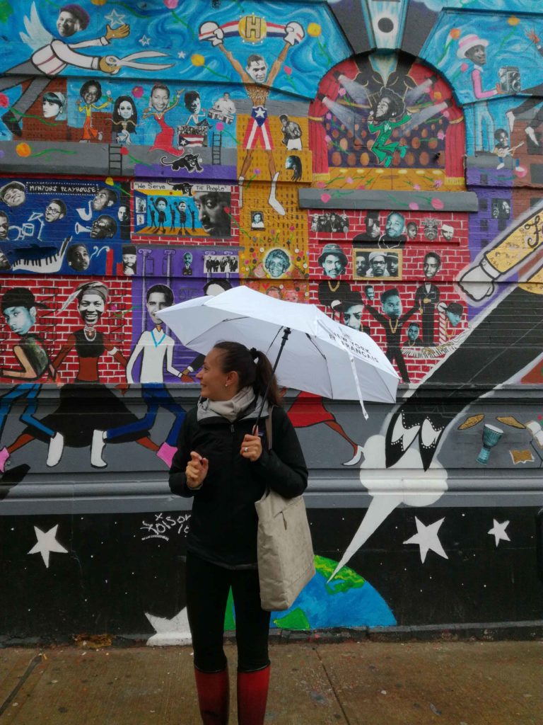 audrey avec un parapluie pour new york en francais