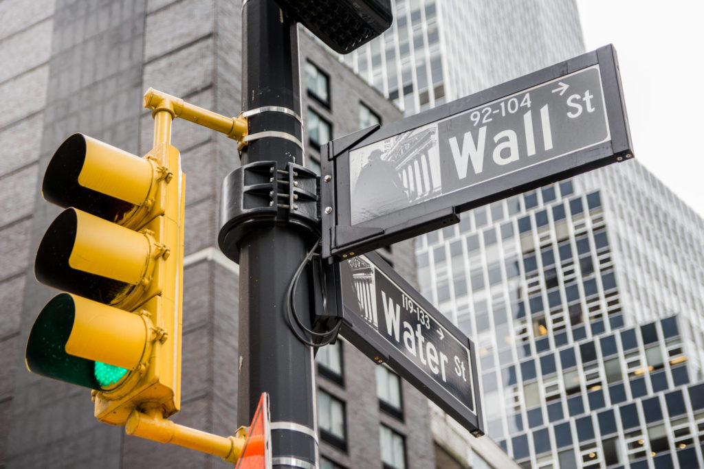 panneau de rue Wall street et feu de circulation