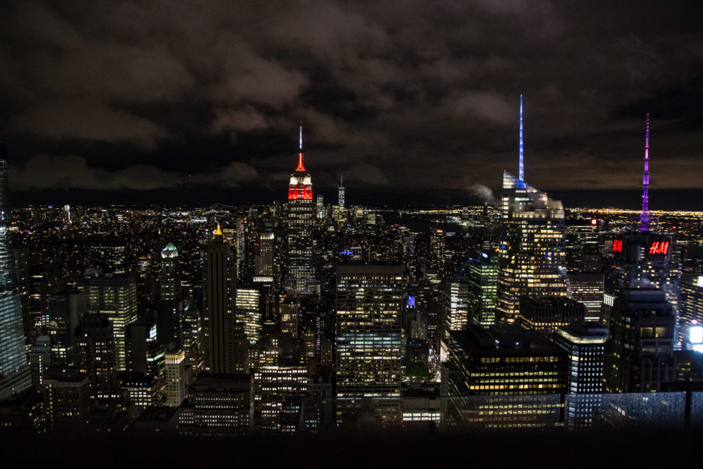 vue nocture du top of the rock avec empire state building rouge