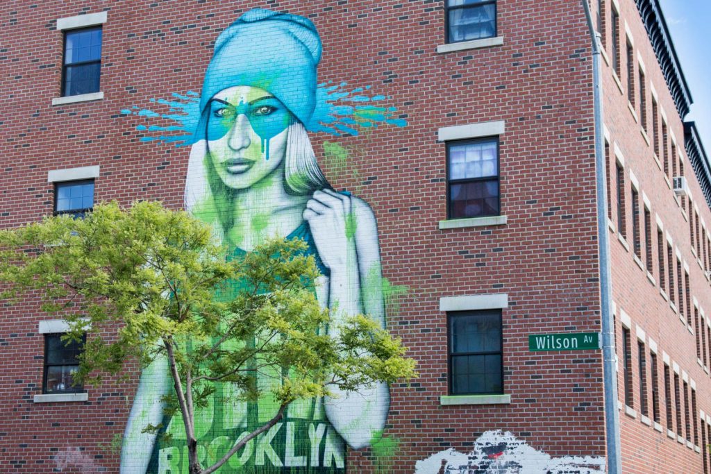 femme avec bonnet bleu en street art a brooklyn a buswhick