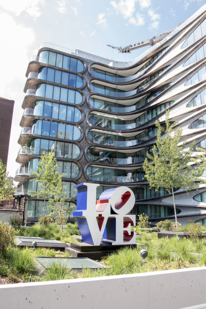 sculture love le long de la high line à new york