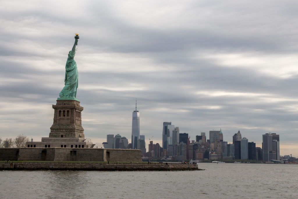 skyline de new york avec la statue de la liberté