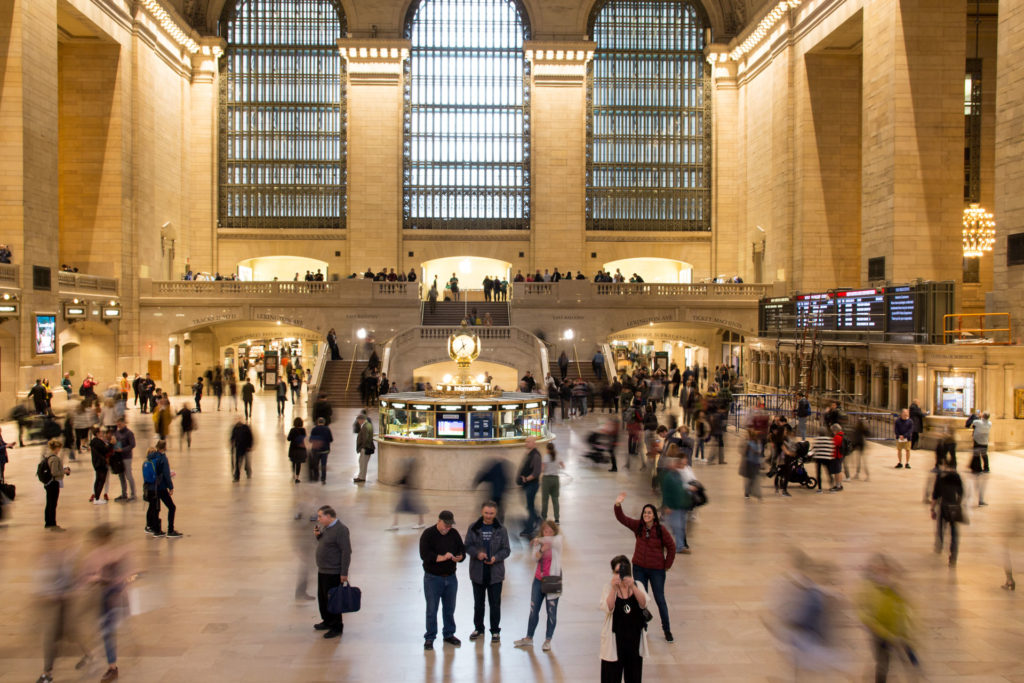 hommes et femmes dans hall central à grand central à new york