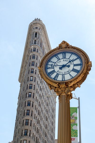NewYork_lespiedsdanslevide (105) flatiron building et horloge cinquième avenue