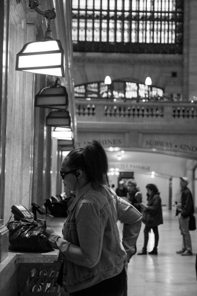 femme au guichet à grand central à new york prenant un billet