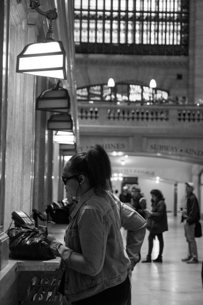 NewYork_lespiedsdanslevide (67) femme au guichet à grand central à new york prenant un billet