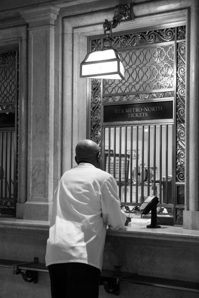 homme au guichet à grand central à new york prenant un billet