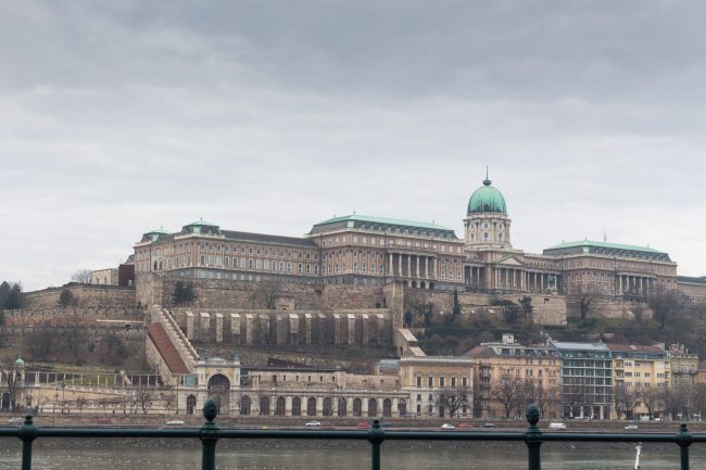 palais-royal-budapest-les-pieds-dans-le-vide