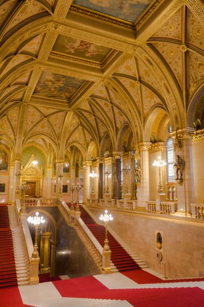parlement-budapest-les-pieds-dans-le-vide (2) parlement-budapest-les-pieds-dans-le-vide (2)