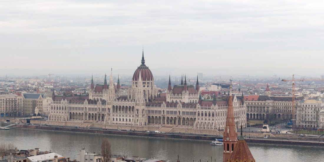 parlement-budapest-les-pieds-dans-le-vide (5) parlement-budapest-les-pieds-dans-le-vide (5)