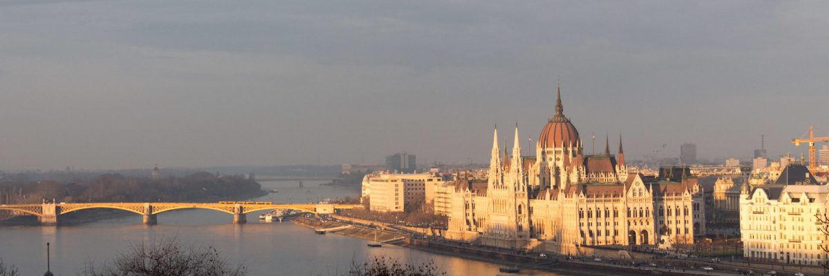 parlement-budapest-les-pieds-dans-le-vide (6)