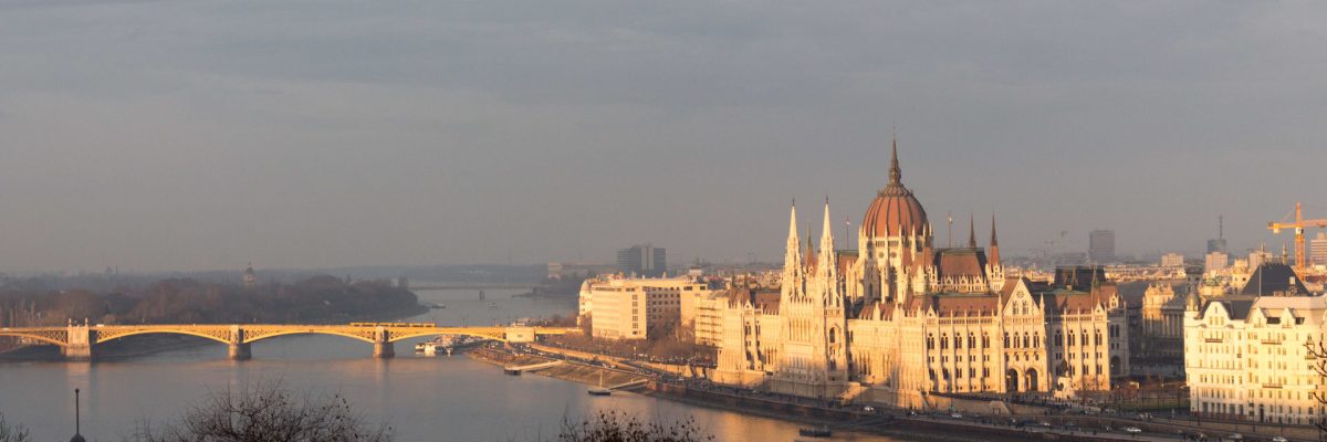 parlement-budapest-les-pieds-dans-le-vide (6) parlement-budapest-les-pieds-dans-le-vide (6)
